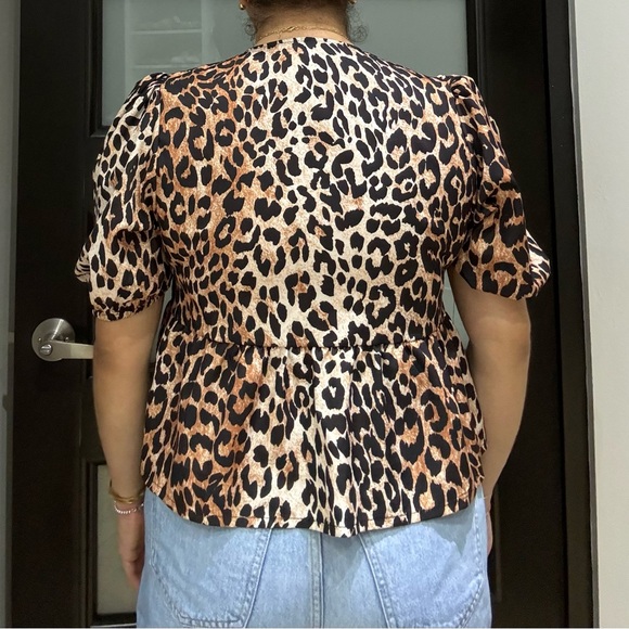 Beautiful Animal print blouse ❤️ - Picture 7 of 9